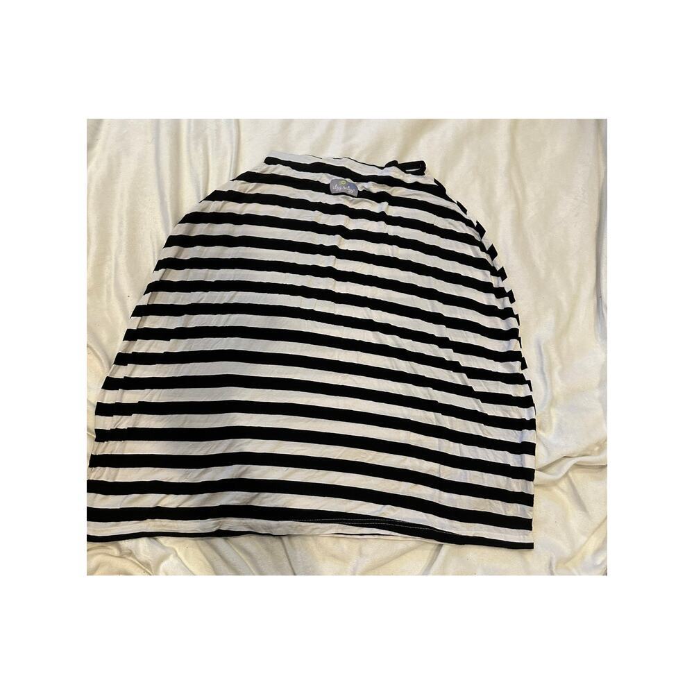 Itzy Ritzy Black and white car seat/nursing cover